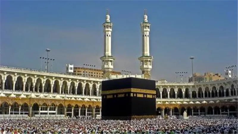 كسوة الكعبة: مجمع الملك عبد العزيز يكشف عن تفاصيل تغيير الثوب الجديد