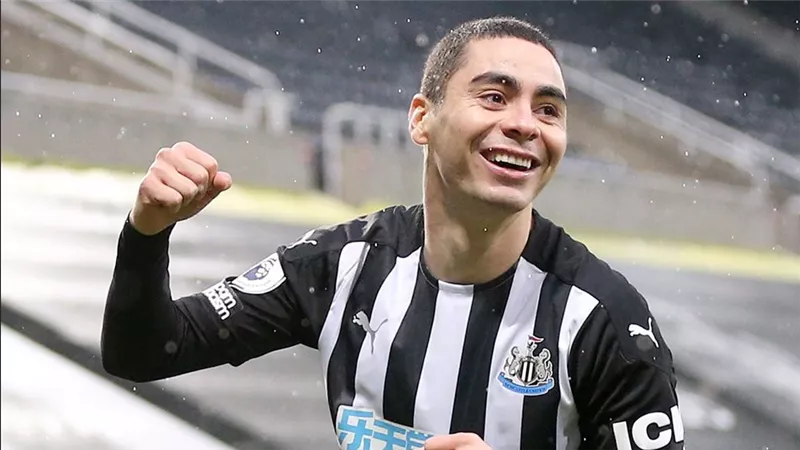 بعد وضع يده على فمه.. «ألميرون» أول لاعب يطرد بسبب قاعدة «فيفا» الجديدة