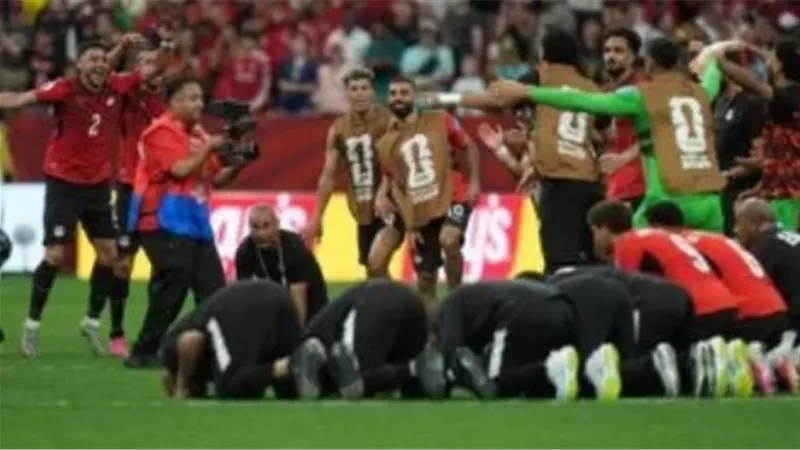علم مصر والزي الفرعوني يسيطرون على مدرجات ملعب فانكوفر