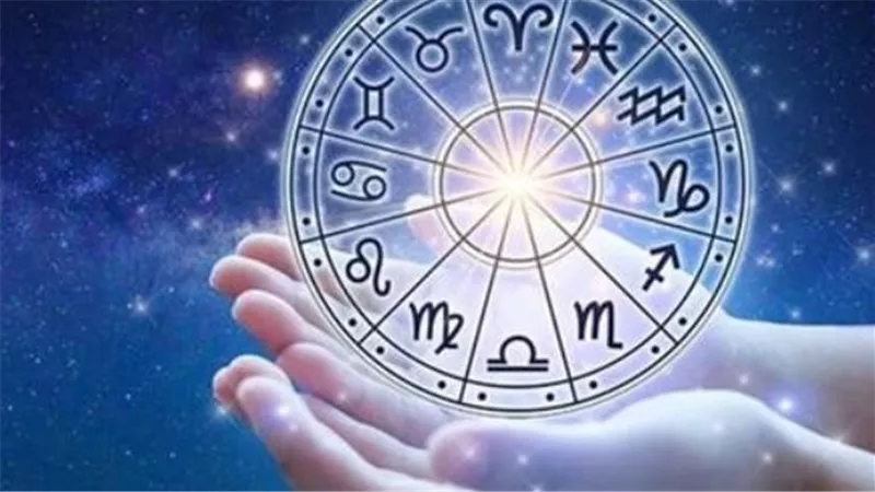 حظك اليوم الثلاثاء: كيف ستؤثر حركات الكواكب على حياتك المهنية والعائلية؟