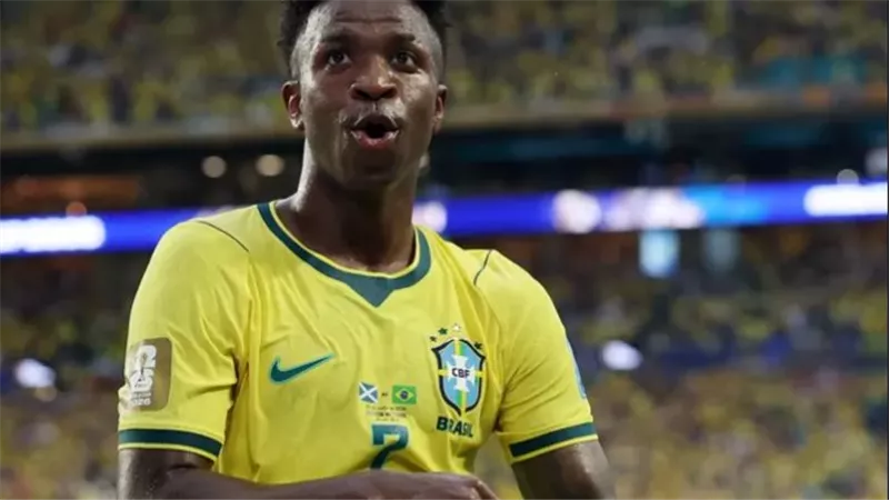 فينيسيوس لاعب مباراة البرازيل واسكتلندا وينتظر هدية أنشيلوتي