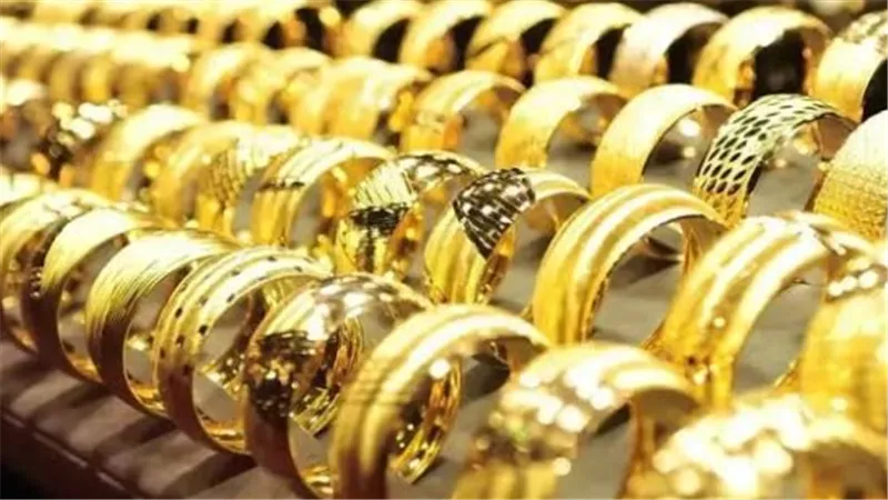 متابعة لحظية لأسعار الذهب عالميًا ومحليًا: الدولار الأمريكي يقود هبوط المعدن النفيس