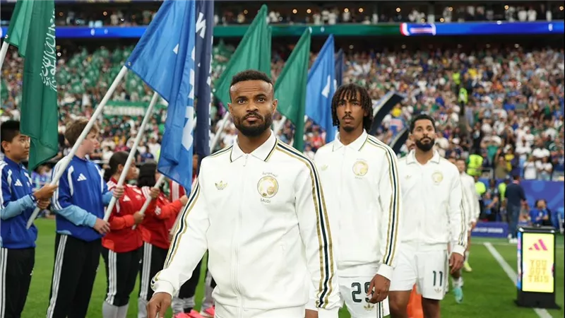صور| لاعب السعودية يغادر مباراة الرأس الأخضر على نقالة بعد إصابة قوية