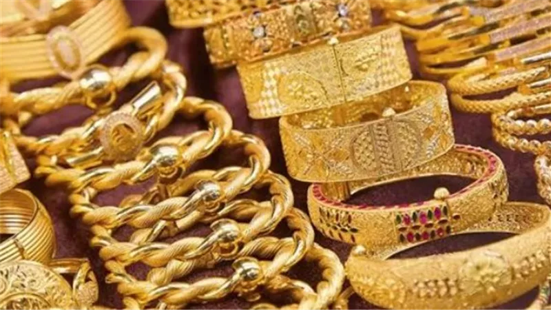 الذهب يتمسك بمستوياته المرتفعة.. وتقرير عالمي يكشف ما ينتظر الأسواق