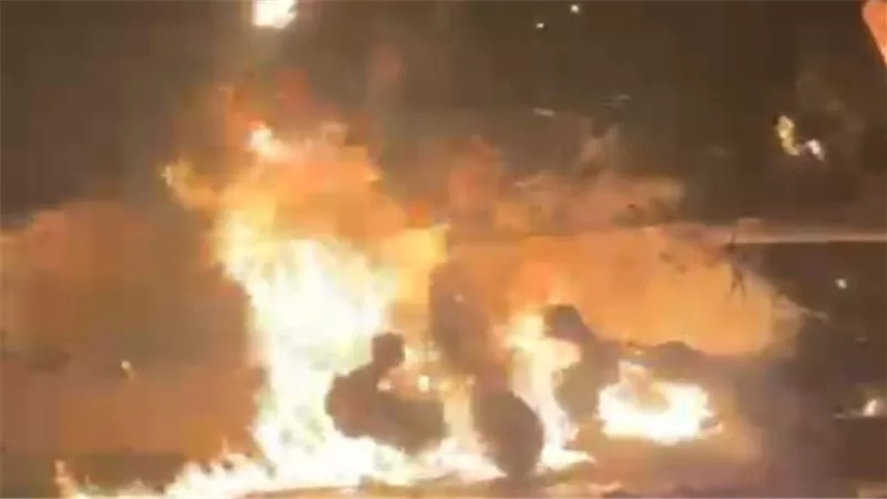  15 طائرة ومروحية و39 آلية في مواجهة النيران.. حريق هائل بإزمير التركية 