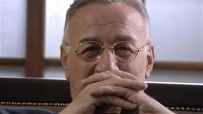 مسيرة حافلة في عالم السينما والدراما.. من هو الفنان الكبير عزت أبو عوف؟