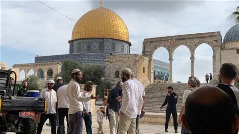 انتهاكات متصاعدة: مستوطنون يقتحمون باحات المسجد الأقصى المبارك