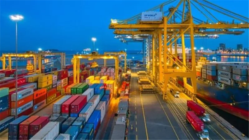  استثمار إماراتي يوقظ مرفأً أنهكته الحرب 