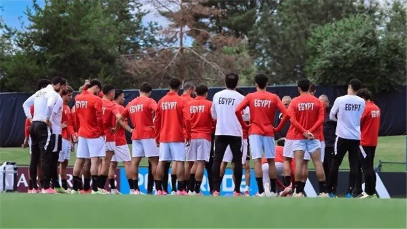 إنذاران يُهددان ثنائي منتخب مصر بالغياب عن مباراة دور الثمانية.. تفاصيل