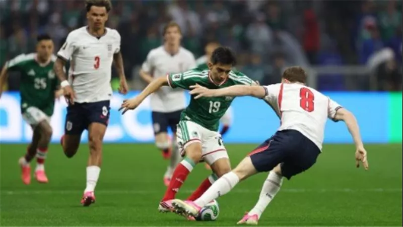 إنجلترا تتقدم على المكسيك بهدفين مقابل هدف في الشوط الأول بكأس العالم