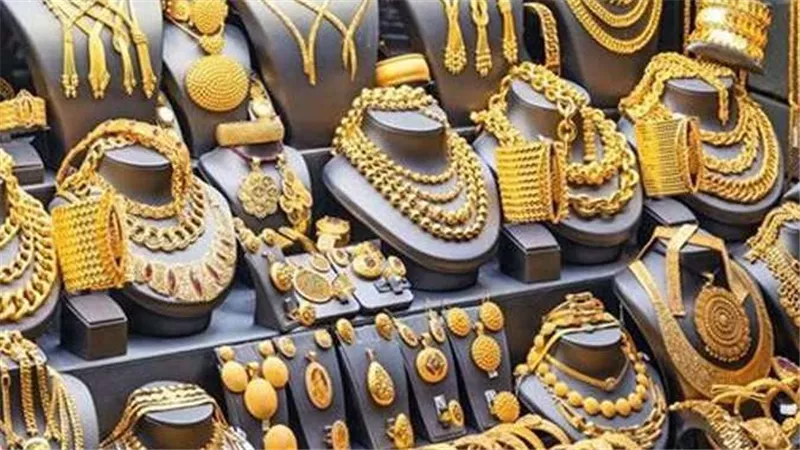 تعرف على آخر تطورات سعر الذهب.. عيار 18 بـ4988 جنيها