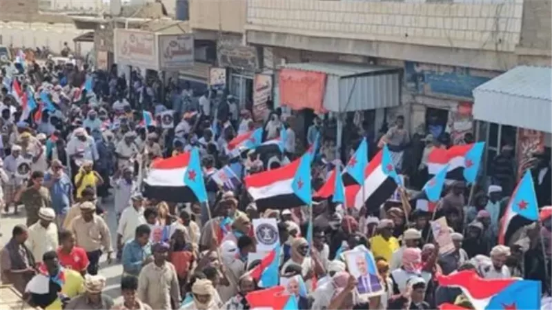 الجنوب العربي ينتفض: تلاحم شعبي وقبلي يرفض المقايضات السياسية على دماء الشهداء
