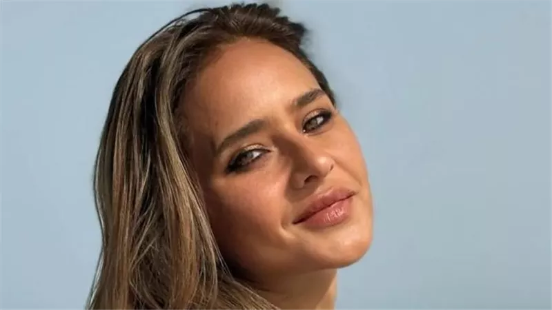 نيللي كريم تخطف الأنظار في باريس وتستعد لأسبوع الموضة العالمي