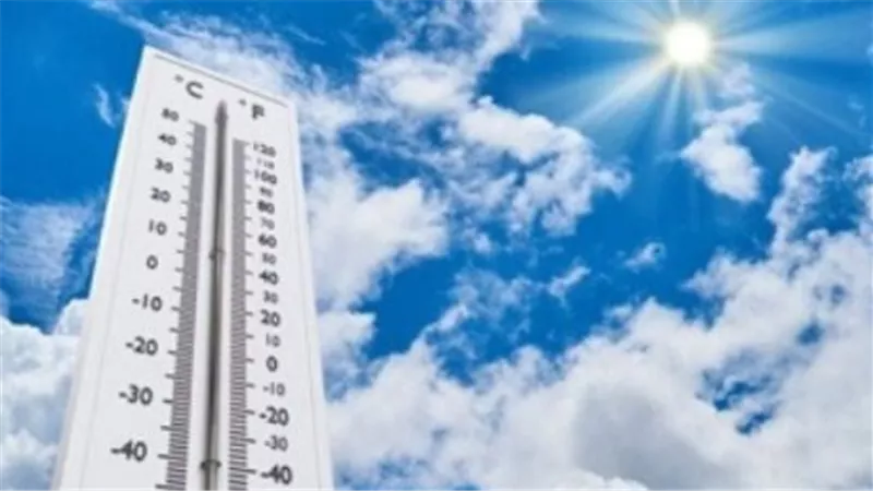 توقعات الطقس اليوم: رذاذ خفيف على بعض المناطق ونشاط للرياح ليلًا