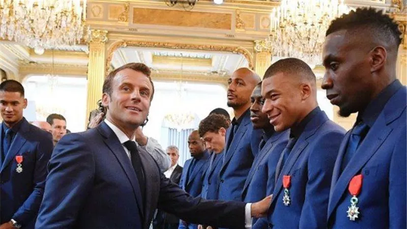  ماكرون يهنئ إسبانيا على التأهل لنهائي المونديال.. ويشيد بأداء منتخب فرنسا 