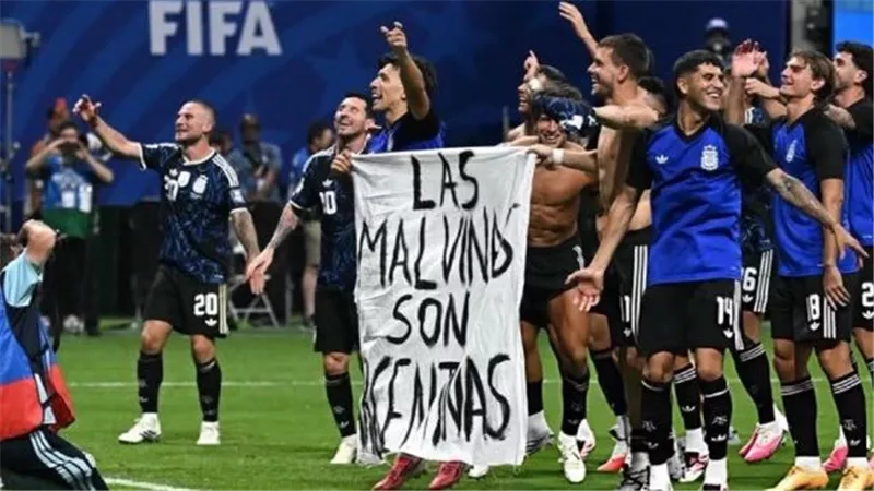 بعد لافتة مالفيناس.. هل يوقع الفيفا عقوبة على منتخب الأرجنتين؟