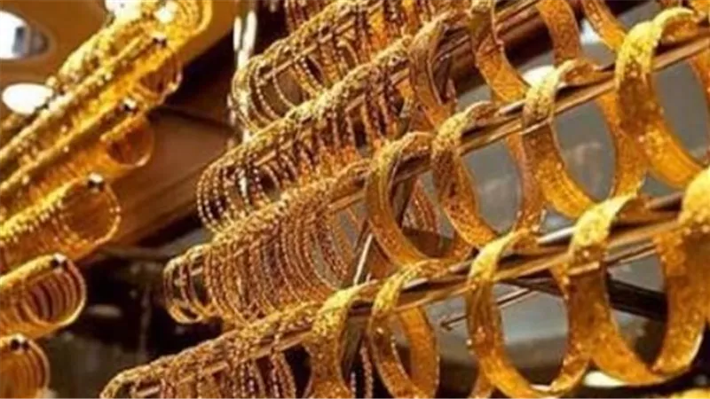 تأثير الدولار على أسعار الذهب: لماذا يتجاهل الذهب المحلي الانخفاض العالمي؟