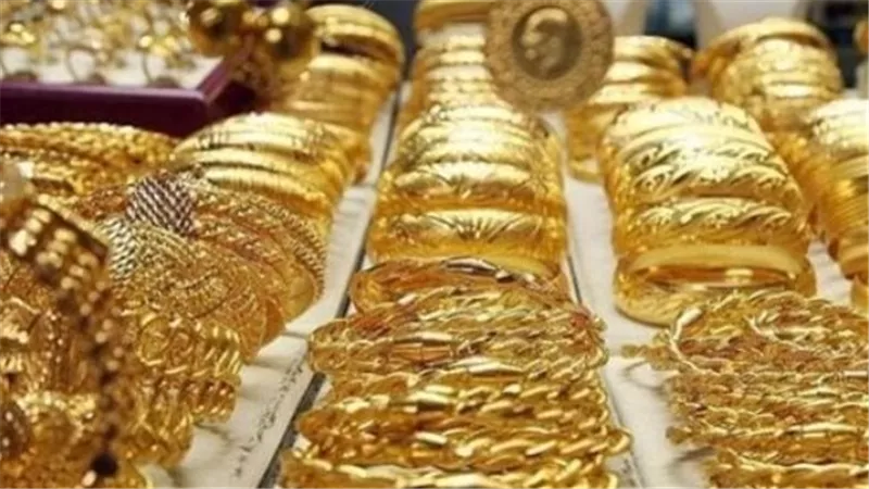 لماذا يتماسك الذهب في مصر رغم تراجعه عالميًا؟ 