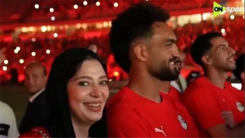 زوجة مصطفى زيكو: أنا بحبك أوي وانهاردة عيد جوازنا.. واللاعب يبكي على الهواء