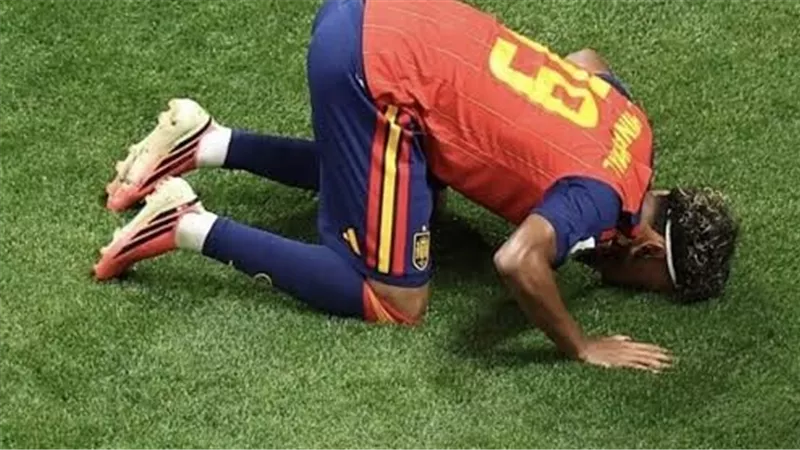 لامين يامال يسجد شكرًا لله بعد التتويج بكأس العالم