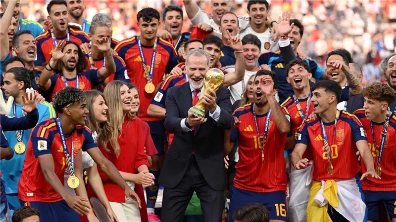 فيليب السادس يرفع الكأس.. العائلة الملكية تشارك منتخب إسبانيا فرحة الفوز بالمونديال