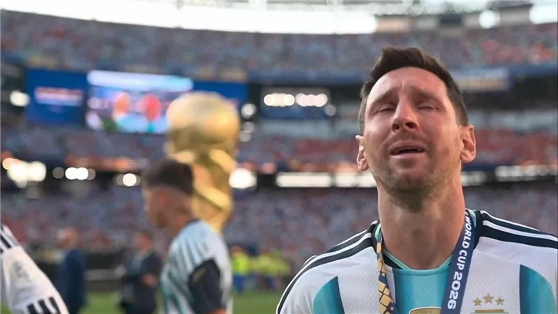 لحظة انكسار.. ميسي ينهار بعد ضياع حلم الاحتفاظ بكأس العالم