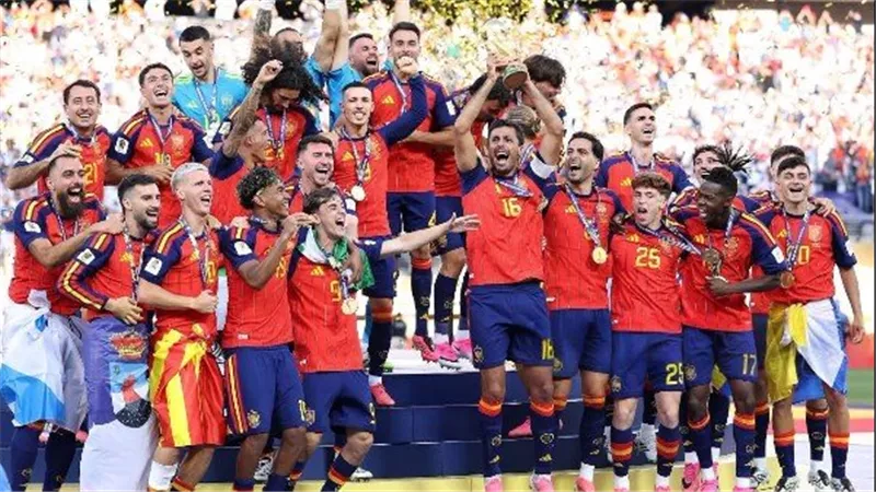 مراسم تتويج إسبانيا بلقب كأس العالم 2026. ترامب يسلم الكأس إلى رودري