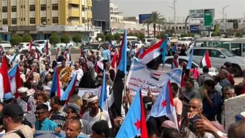 شعب الجنوب العربي يجدد تمسكه بقضيته.. رسائل سياسية من ميادين الحراك الشعبي