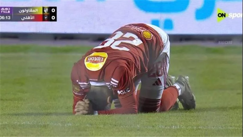 عكس رغبة اللاعب.. الأهلي يتمسك ببقاء كريم فؤاد ويرفض إعارته