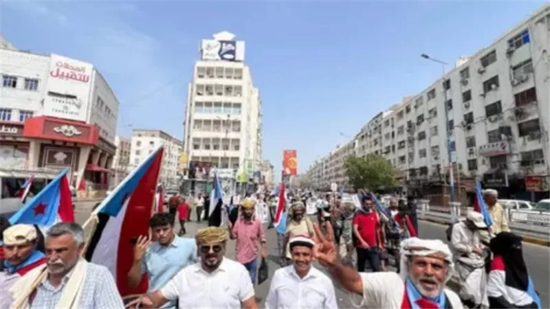 هبة شعبية في الجنوب العربي.. احتجاجات واسعة ترفض تدهور الخدمات وتؤكد التمسك بالمطالب السياسية