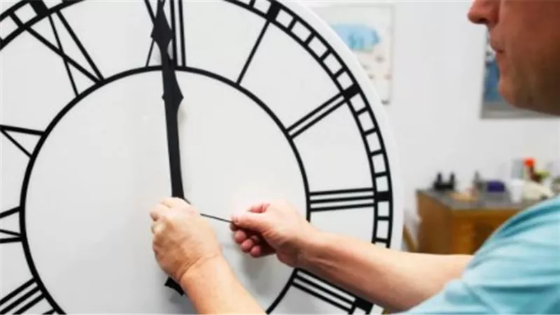 العد التنازلي لبدء التوقيت الشتوي.. كيف يتم تغيير الساعة؟