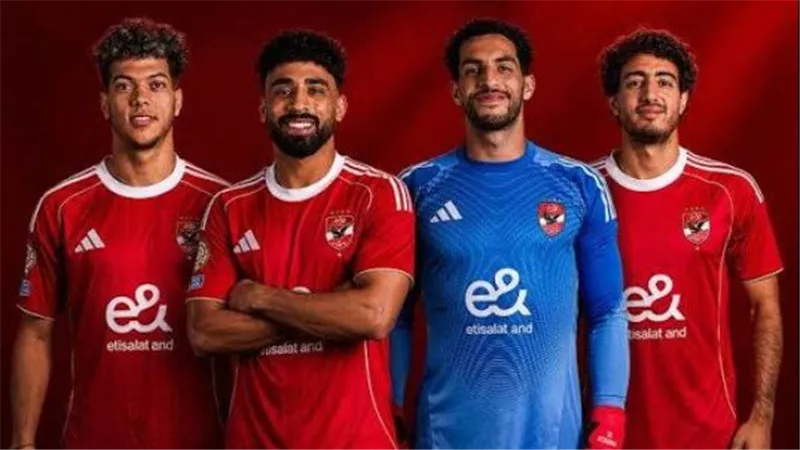 إمام عاشور يتصدر القائمة.. كيف يخطط الأهلي لتجديد عقود اللاعبين رغم عروض الاحتراف؟