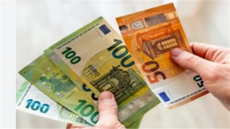 أسعار الدولار واليورو اليوم.. أعلى وأقل سعر داخل البنوك