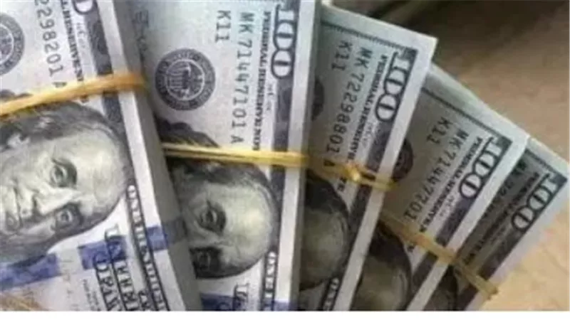 سعر الدولار اليوم.. مفاجأة في أسعار العملة الأمريكية بين البنوك