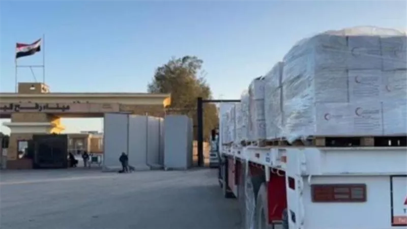 شاحنات مصرية جديدة تنطلق من رفح محملة بالمساعدات إلى قطاع غزة