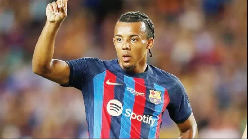 خلافه مع فليك يفتح الباب.. هل يرحل كوندي عن برشلونة؟