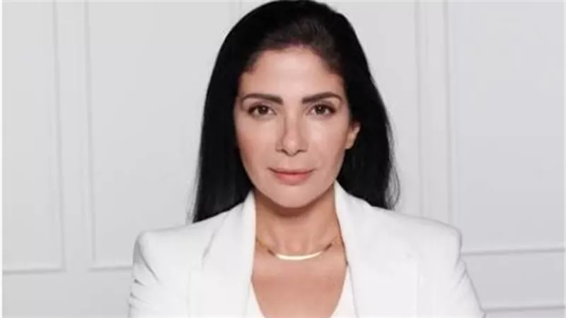 نجوم «طالع نازل» يكشفون ملامح تجربة منى زكي الجديدة على شاهد