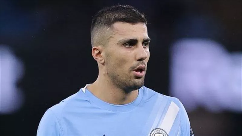 عرض أخير بـ70 مليون يورو.. هل يفتح السيتي باب الرحيل أمام رودري؟