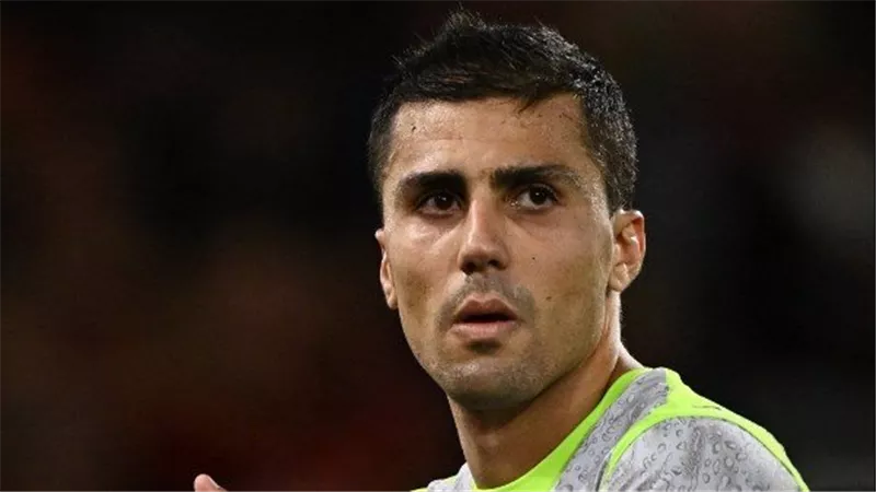 مانشستر سيتي يرفض عرض برشلونة الثالث لضم رودري