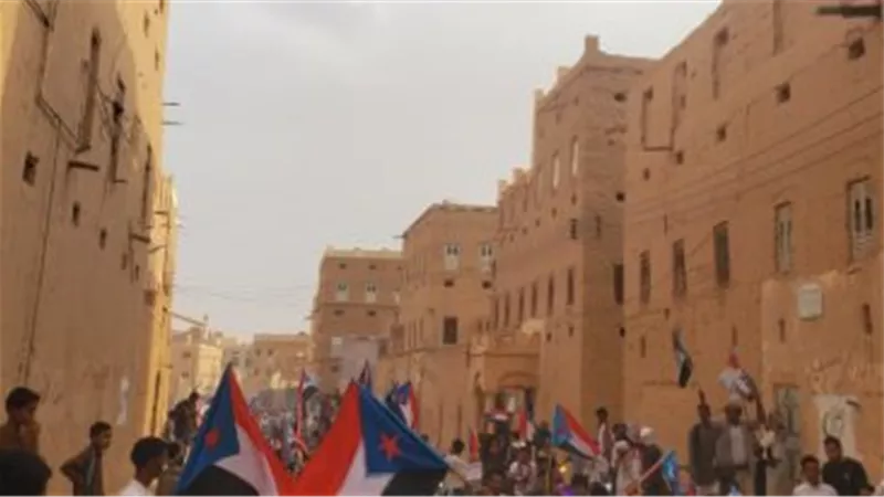 تدهور الخدمات يفاقم الاحتقان.. أبناء الجنوب يتمسكون بالتحرك السلمي