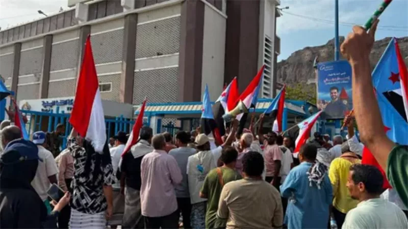 احتجاجات شعبية في عدن وحضرموت.. غضب متصاعد بسبب تدهور الخدمات والأوضاع المعيشية