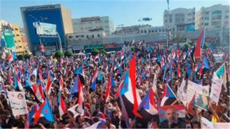 الشارع الجنوبي يقلب المعادلة.. لماذا أصبحت إرادة أبناء الجنوب العامل الأصعب في حسابات التسوية؟