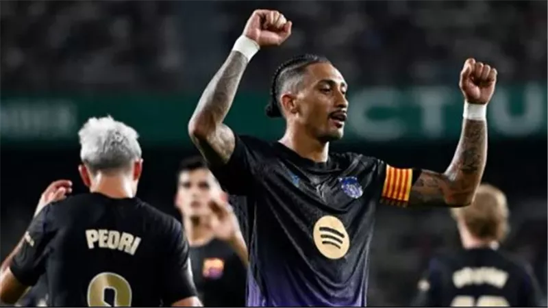 هل يتراجع برشلونة عن التعاقد مع مهاجم جديد بعد خماسية إلتشي؟
