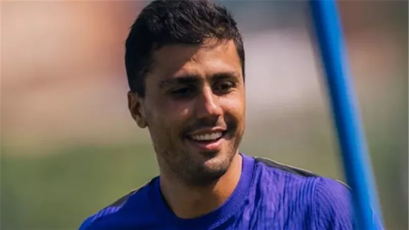 رودري يقترب من الظهور الأول بقميص برشلونة