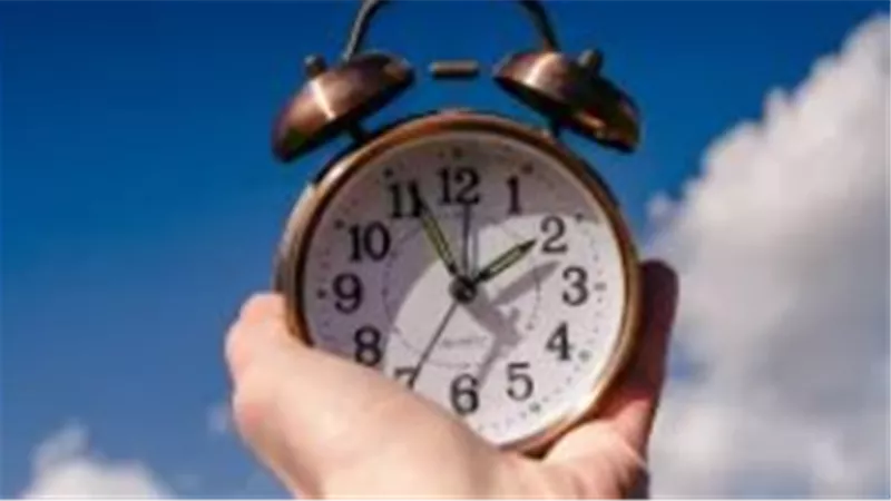 موعد التوقيت الشتوي.. هل تتغير مواعيد العمل والدراسة بعد تأخير الساعة؟