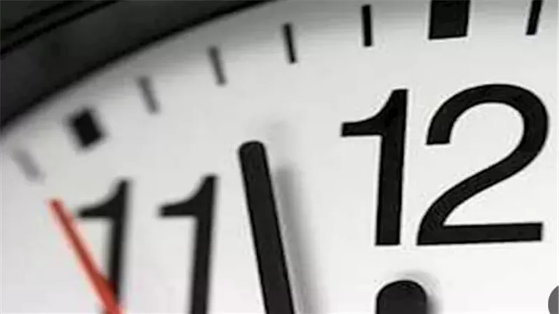 تغيير الساعة 2026.. ماذا يحدث عند منتصف الليل؟