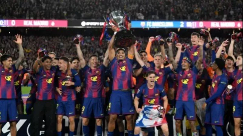 برشلونة يخطط لمحاولة جديدة لضم جوليان ألفاريز في يناير