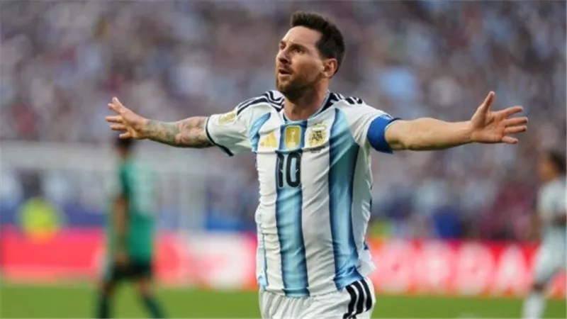 سكالوني يختار وريث ميسي لارتداء القميص رقم 10 مع الأرجنتين