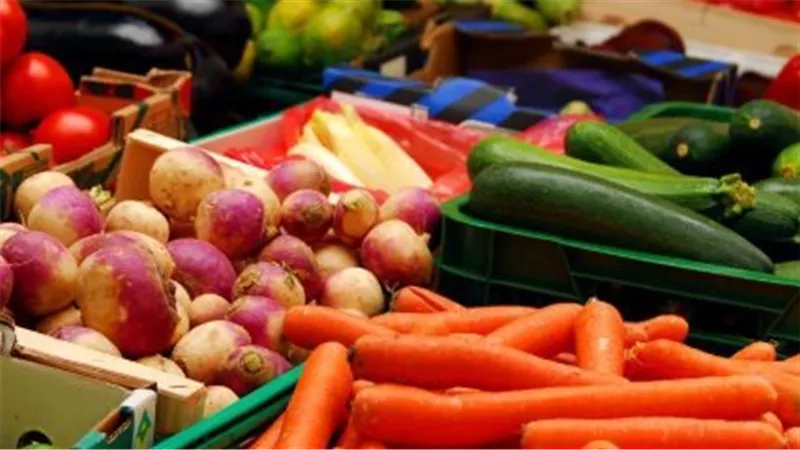 سوق العبور اليوم.. أسعار الخضروات والفاكهة وتفاصيل سعر المانجو والتفاح