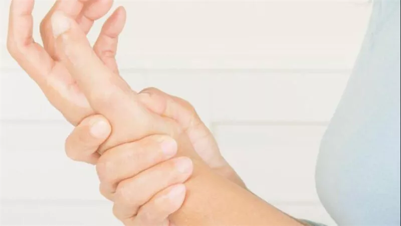 طبيب: الألم أو التورم الذي يمنع الوظيفة الحركية لليد يشير إلى الإصابة بالسرطان